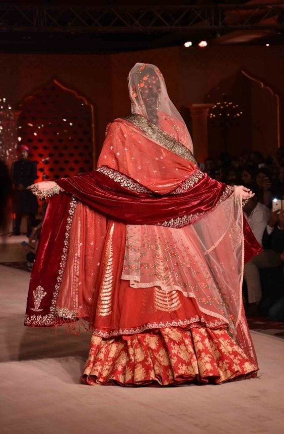 how to wear bridal lehenga dupatta (4)