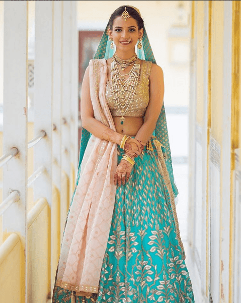 how to wear bridal lehenga dupatta (1)