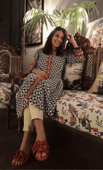 Iqra Aziz Outfits