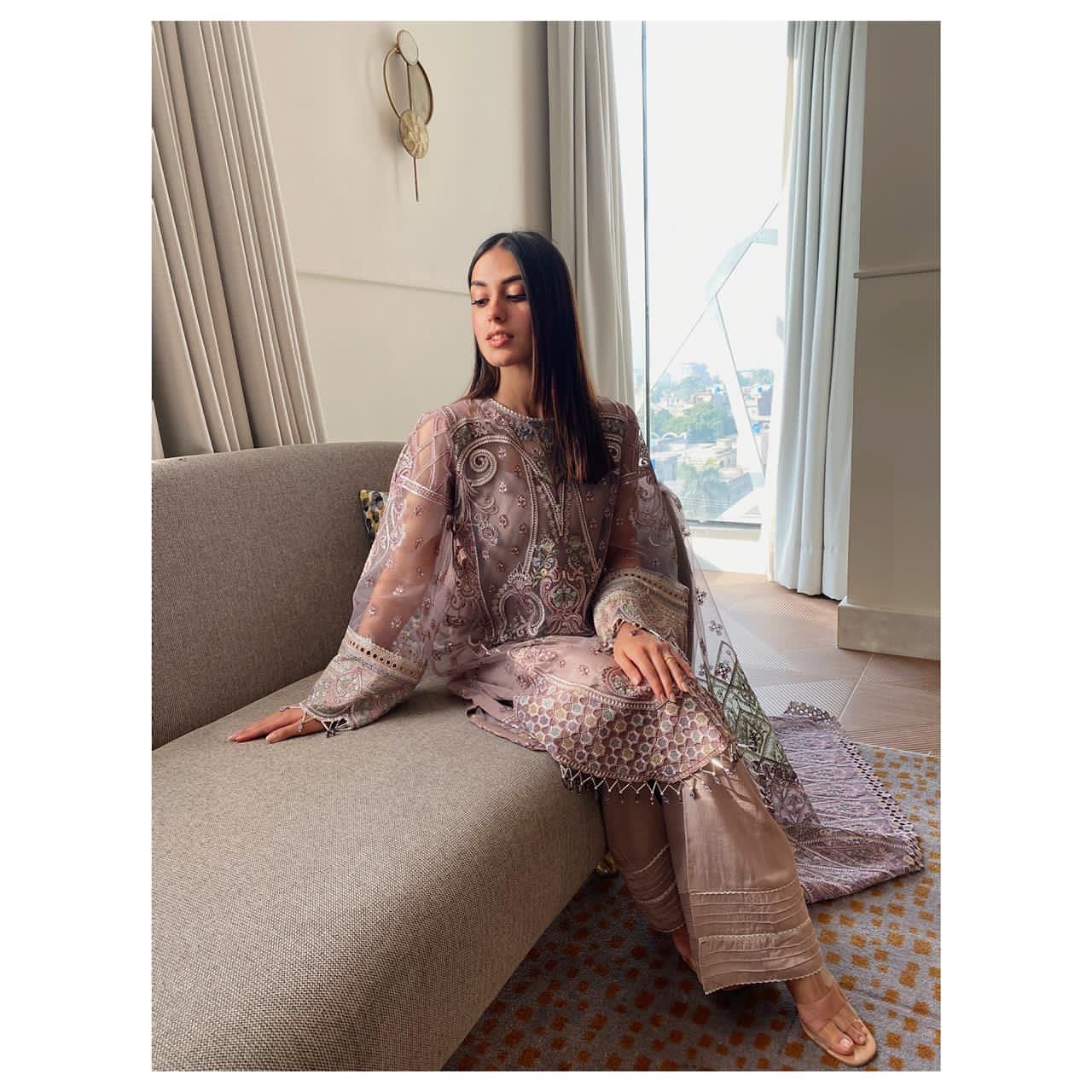 Iqra Aziz Outfits