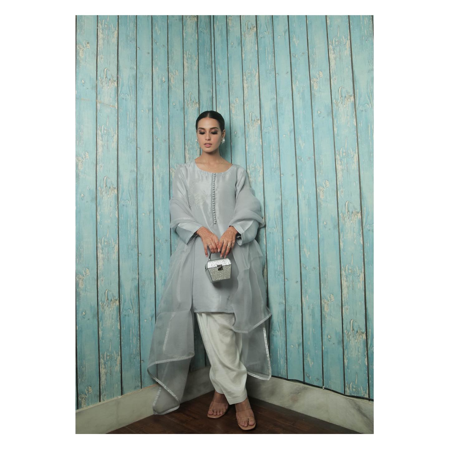 casual look of Iqra Aziz