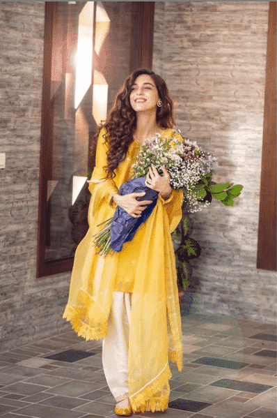 yellow outfit of maya ali