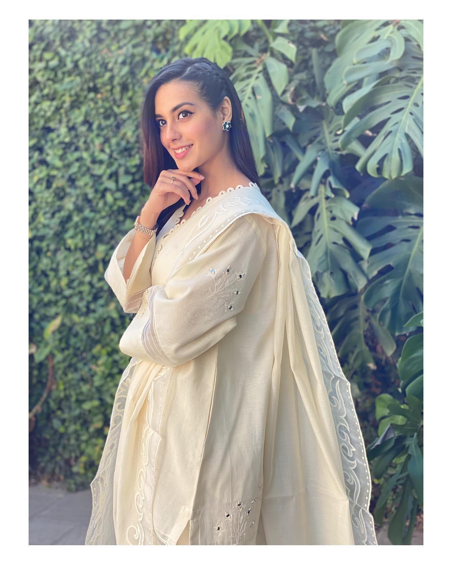 Iqra Aziz Outfits