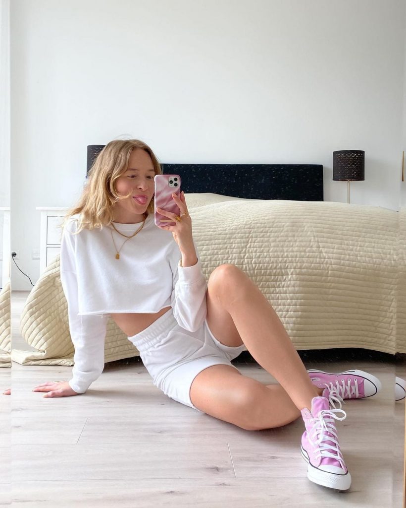 Outfit With Pink Sneakers